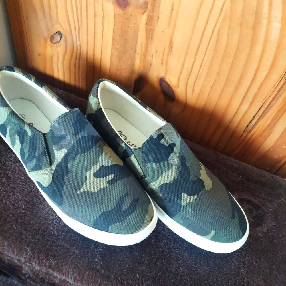 La Sheilah Women's Camouflage Slip-On Sneakers Size 8½ USED ONCE